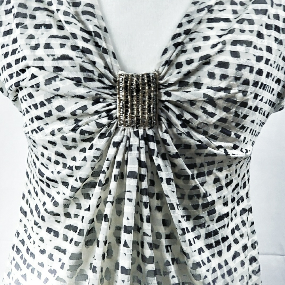 Express v neck top medium black white animal print - Picture 2 of 5